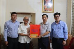 Phó Bí thư Tỉnh ủy Hà Quốc Trị đến thăm, tặng quà 6 gia đình người có công ở TP. Nha Trang
