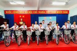 Hội Khuyến học tỉnh Lâm Đồng trao 100 xe đạp tặng học sinh vượt khó, hiếu học