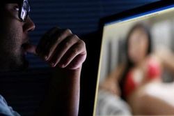 Nhiều lần gửi ảnh nhạy cảm cho bạn thân chồng dù anh ta đã có gia đình và cái giá quá đắt