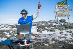 16 phút chơi DJ trên 'nóc nhà của châu Phi', đưa Tanzania đến với toàn thế giới