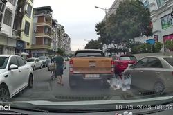 Nóng trên đường: Ngao ngán với kiểu đỗ xe 'kệ đời' của tài xế bán tải
