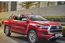 Toyota Hilux quay lại thị trường Việt Nam, giá mới tăng rất cao