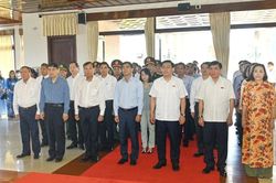 Chủ tịch Quốc hội Vương Đình Huệ dâng hương viếng Chủ tịch Hồ Chí Minh