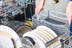 5 cách hay để tối đa hóa không gian trong máy rửa bát