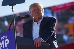 Ông Trump lật ngược công bố về cuộc điều tra 'phí bịt miệng'