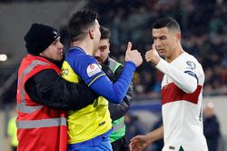 Fan cuồng bị đưa khỏi sân khi cố tiếp cận Ronaldo