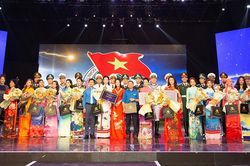 Dàn người đẹp VTV trình diễn BST 'Việt Nam gấm hoa' tại 'Duyên dáng Áo dài VTV 2023'