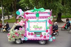 Chuyến xe cổ tích với hộp quà khổng lồ đang đến với trẻ em miền Trung