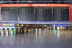 Hàng loạt sân bay, ga tàu ở Đức 'không bóng người' trong ngày đầu tuần