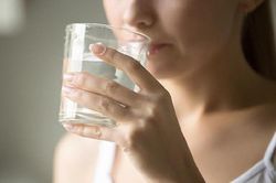 Điều gì sẽ xảy ra với cơ thể nếu không uống nước 1 ngày?
