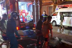 Phá tường cứu 2 người mắc kẹt trong ngôi nhà bốc cháy