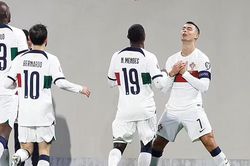 Giải mã màn ăn mừng kiểu mới của Ronaldo, không ai nghĩ thông điệp lại 'đơn giản' thế