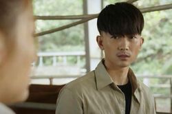 'Dưới bóng cây hạnh phúc' tập 44: Danh (Anh Vũ) làm việc ở chuồng bò để trả nợ