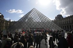 Pháp: Người biểu tình chặn lối vào Bảo tàng Louvre