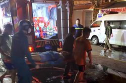 Cảnh sát phá tường cứu 2 người mắc kẹt trong ngôi nhà bốc cháy