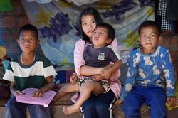 Bé gái 12 tuổi bữa đói, bữa no thay cha mẹ chăm 3 em nhỏ