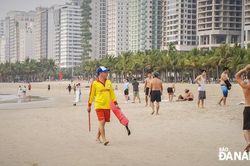 Nhân viên cứu hộ biển bảo đảm an toàn du lịch biển