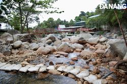 Chủ hộ kinh doanh phớt lờ thông báo tháo dỡ tại suối Lương