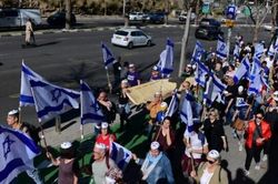 Israel: Lo chính phủ dùng 'kế hoãn binh' sau động thái mới, người dân tiếp tục biểu tình, đối thoại giữa các phe bắt đầu