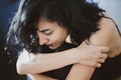 Chồng đánh bạc mất tiền, mẹ đổ hết tội cho con dâu