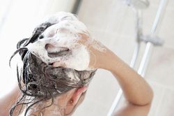 Bí quyết gội đầu để mái tóc bồng bềnh không phải ai cũng biết