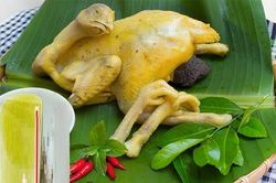 Luộc gà xong đừng vớt ngay ra đĩa, làm thêm 1 bước gà giòn sần sật, ngọt đậm gấp đôi