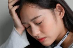 Đến nhà bạn thân, tôi lặng người khi thấy chồng cũ của mình đang nấu ăn