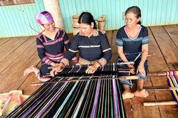 Gia Lai: Hơn 100 câu lạc bộ dệt thổ cẩm giúp phụ nữ dân tộc thiểu số phát triển kinh tế