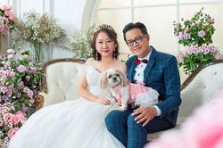 Bất cẩn đánh rơi điện thoại, quý bà U70 nên duyên cùng người đàn ông kém 17 tuổi