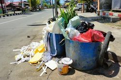 Sáng nào cũng thấy túi rác trước cửa, tôi giận run nhưng không dám lên tiếng