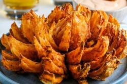 Món hành tây 'nghìn cánh' thơm giòn hơn khi dùng nồi chiên không dầu