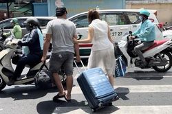 Phần đường cho người đi bộ: Khách bộ hành bị chiếm mất quyền ưu tiên!