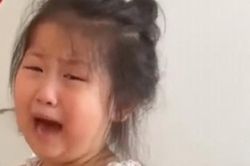 Bé gái bật khóc vì được khen giống bố, bất ngờ hơn là lý do cô bé đưa ra