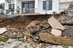 Sập bờ kè giáp ranh nhà hàng xóm, một công nhân tử vong