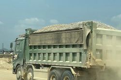 Xe cơi nới thành thùng, hết đăng kiểm chở đất đá chạy rầm rập qua đường giao thông nông thôn