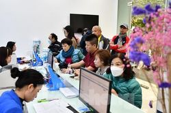 Hà Nội: Lo khóa sim, người dân đổ xô đi chuẩn hóa thông tin thuê bao