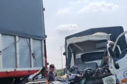 Xe tải biến dạng sau va chạm kinh hoàng trên cao tốc Long Thành – TP.HCM