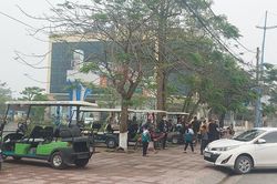 Siết chặt xe điện: Cần chấm dứt hành vi cho con nghỉ học để phản đối