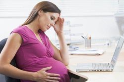 Cam kết với công ty không mang thai, nay lỡ có bầu thì phải làm sao?