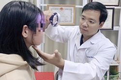 Học Tiktok đun nước lá trị nám, 4 phụ nữ mặt loang lổ sau một đêm