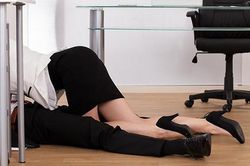 1/3 nam giới thừa nhận từng lừa dối vợ trong các chuyến đi công tác trong một cuộc thăm dò