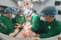 Cứu sống ngoạn mục bệnh nhân bị dao đâm thấu bụng, ruột lòi ra ngoài
