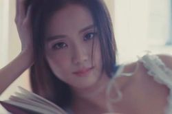 MV solo 'Flower' của Jisoo (BLACKPINK): Visual đẹp 'tràn màn hình' là điểm cộng