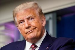 Khoảnh khắc mất cảnh giác của ông Trump trước 'cơn bão lớn'