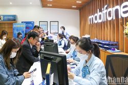 Người dân Hà Nội đổ xô đi chuẩn hóa thông tin thuê bao trước ngày 1/4