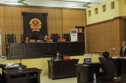 Tranh luận kịch tính trong phiên xử vụ án 'chống người thi hành công vụ' ở Yên Bái