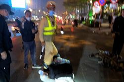 Nháo nhào bỏ chạy khi bị công an kiểm tra, tài xế xe máy tông ngã thai phụ