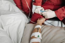 Mẹ kế đưa 100 triệu đồng, yêu cầu chồng tôi hiến gan cứu bố