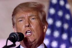 Phản ứng của ông Trump sau khi bị truy tố: 'Họ đã làm điều không tưởng'