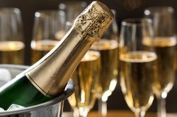 Khả năng sinh lãi của chai rượu champagne cao hơn vàng, chứng khoán